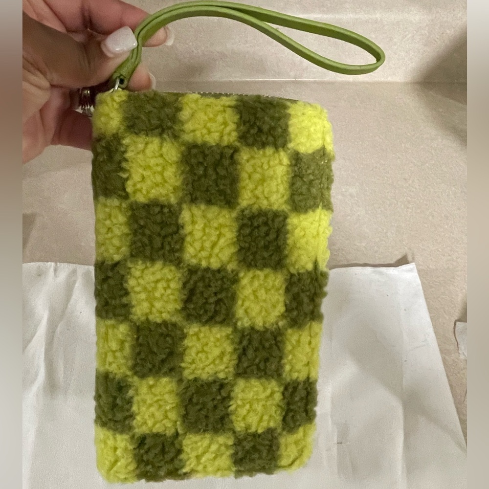 ***SOLD**** 
NWOT Green Checkered Wristlet Wallet